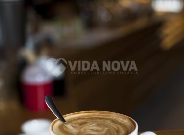 close-up-de-latte-xicara-cafe-sobre-tabela