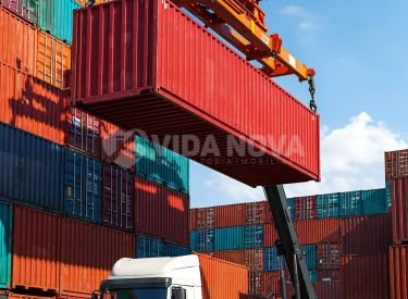 container-de-transporte-ser-carregado-num-camiao-num-porto
