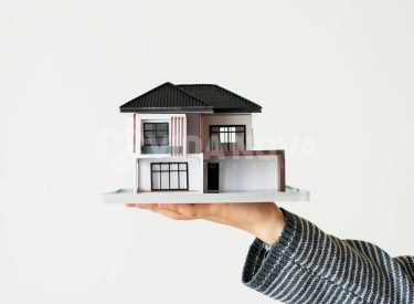 Hand presenting model house for home loan campaign