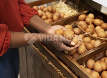 mulher-recebendo-ovos-no-supermercado