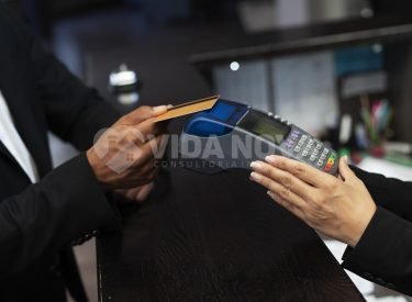 recepcionista-em-terno-elegante-no-trabalho-com-o-cliente