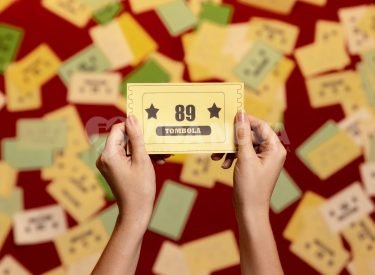 vista-superior-maos-segurando-um-bilhete