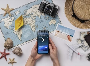 vista-superior-maos-segurando-um-smartphone